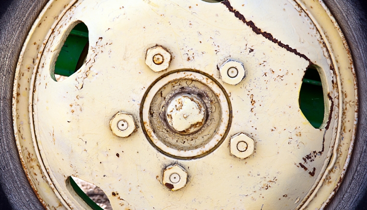 old car that needs a rim repair